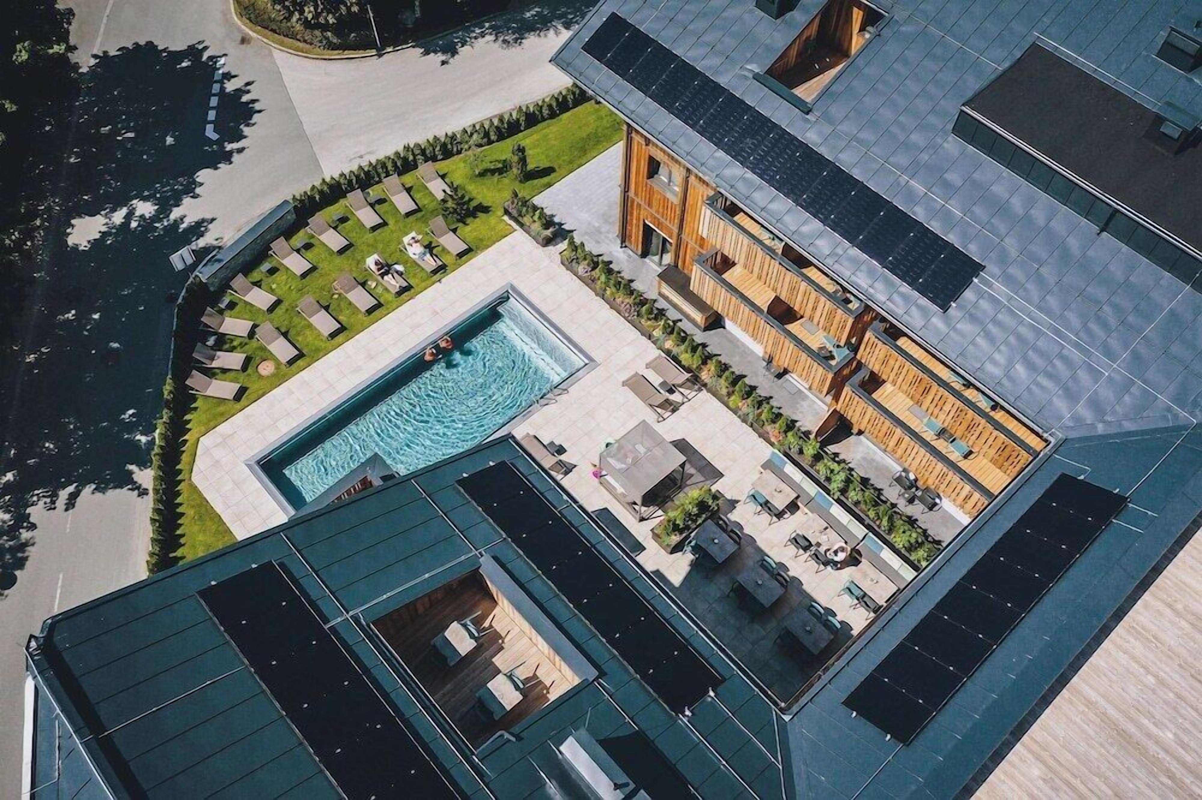 Piscine extérieure, chaises longues