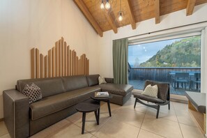 Loftsleilighet – deluxe, 4 soverom | Oppholdsområde | En 32-tommers Flatskjerm-TV med kabel-kanaler