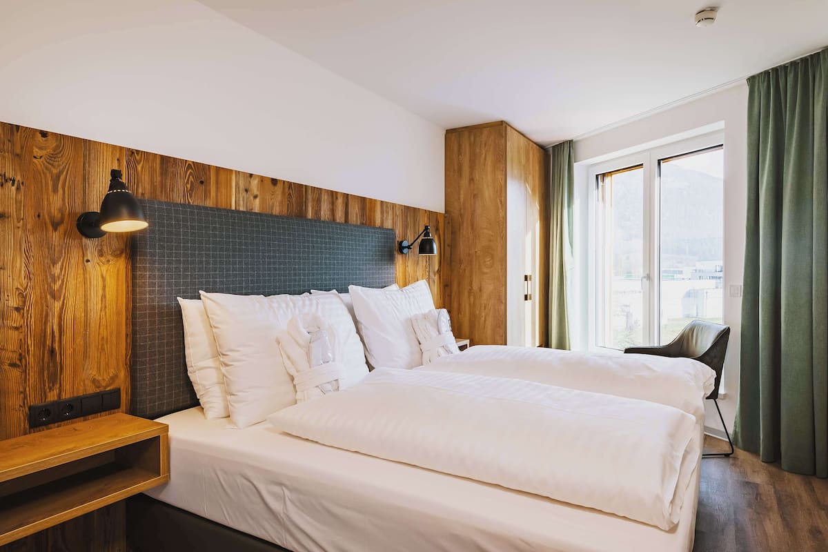2 bedrooms, premium bedding, desk, blackout drapes
