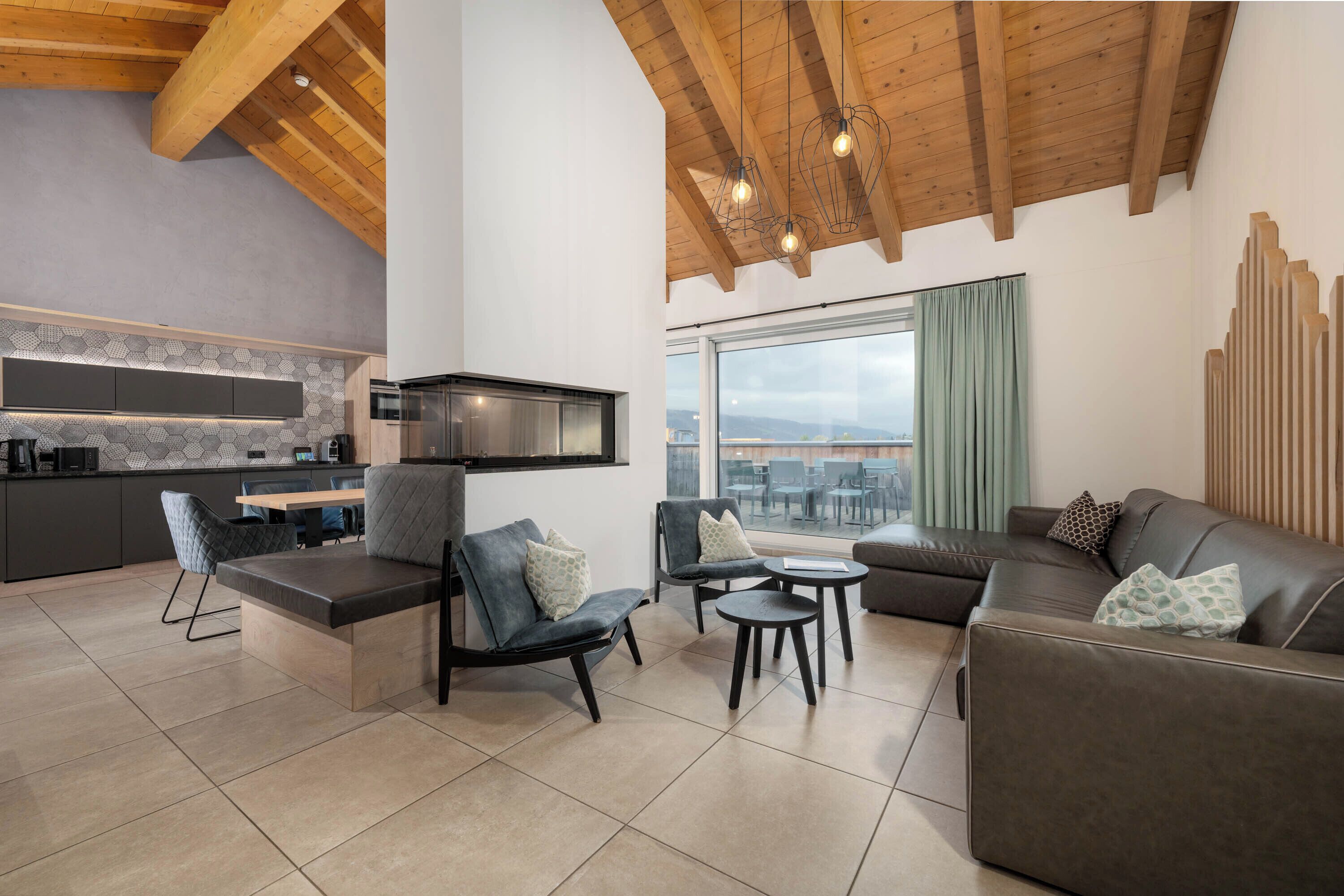 Penthouse, 4 slaapkamers | Woonruimte | Een 32-inch flatscreentelevisie met kabelzenders