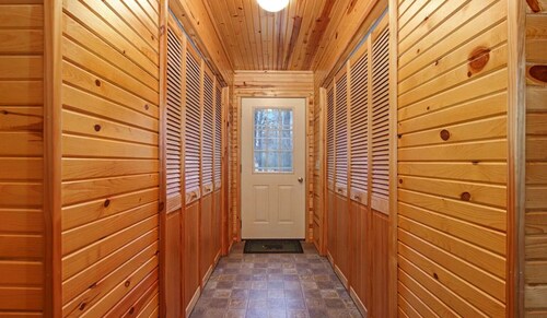 Spacious Floradale Retreat w/ shared heated Pool, Tennis + more. Close to dunes!