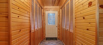 Spacious Floradale Retreat w/ shared heated Pool, Tennis + more. Close to dunes!