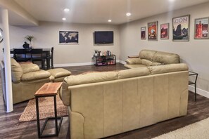 Smart TV, Netflix, DVD player, books