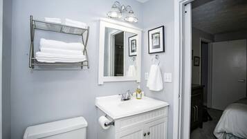 Douche, serviettes fournies, savon, papier toilette