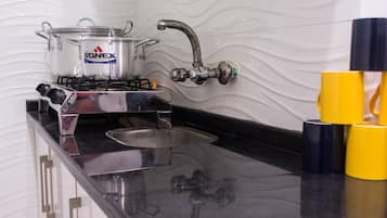 Mikrowelle, Toaster, Kochgeschirr/Geschirr/Besteck