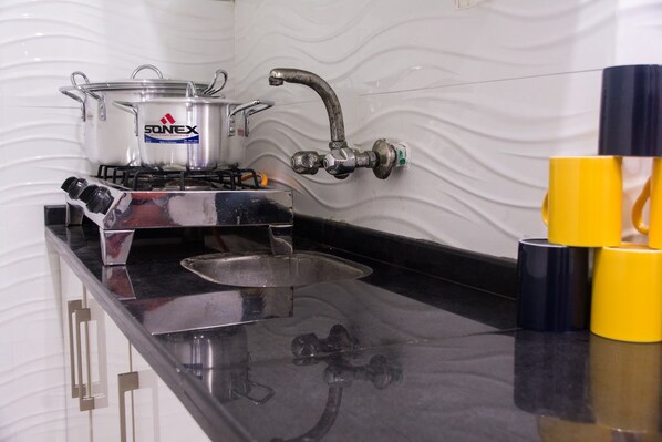 Microondas, tostadora y utensilios de cocina