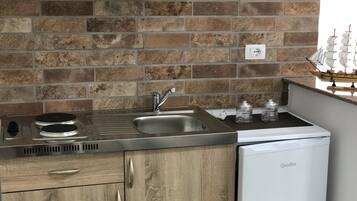 Refrigerador, microondas, parrilla de estufa y tetera eléctrica