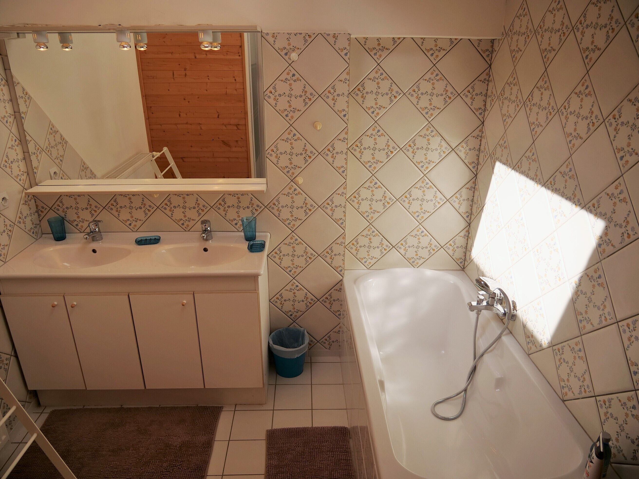 Duschwanne, Haartrockner, Handtücher, Seife