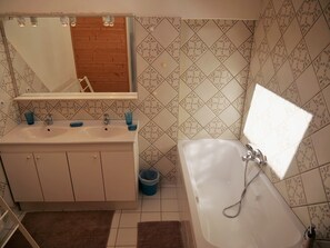 Combined shower/bathtub, hair dryer, towels, soap