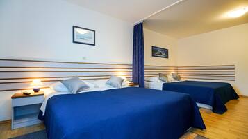 Phòng 4 dành cho gia đình, ban công, quang cảnh một góc biển | Két bảo mật tại phòng, bàn, truy cập Internet không dây miễn phí