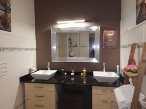 Banheira, secador de cabelo, toalhas de banho, papel higiênico