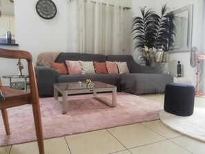 Smart TV, livros, aparelho de som