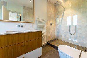 Baignoire, séchoir à cheveux, serviettes fournies