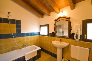 Bathtub, hair dryer, towels - Villa Gesi - Apartment 4 (Negrar)