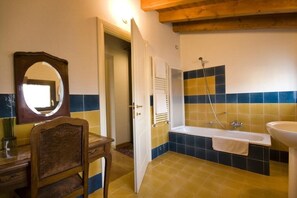 Badewanne, Haartrockner, Handtücher