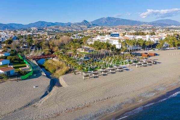 Beach - Beachside Penthouse with Rooftop Terrace & Pool (Estepona)