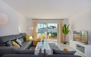 TV - Beachside Penthouse with Rooftop Terrace & Pool (Estepona)
