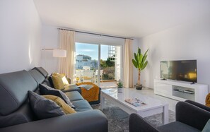 TV - Beachside Penthouse with Rooftop Terrace & Pool (Estepona)