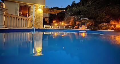 Loma-asunto yksityisellä uima-altaalla