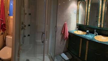 SĂšche-cheveux, serviettes fournies, savon, papier toilette