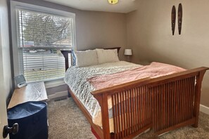 3 bedrooms, desk, WiFi, bed sheets