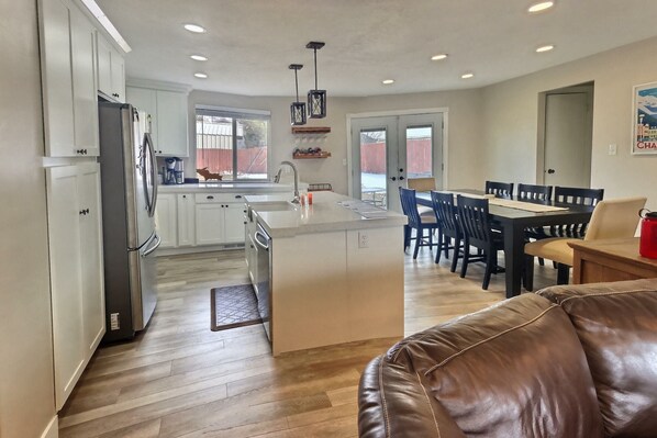 Kjøleskap, mikrobølgeovn, ovn og kokeplater