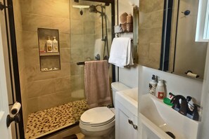 Combined shower/tub, towels, shampoo, toilet paper