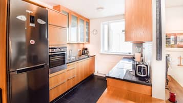 Deluxe Apartment | Private kitchen | Fridge, microwave, oven, stovetop