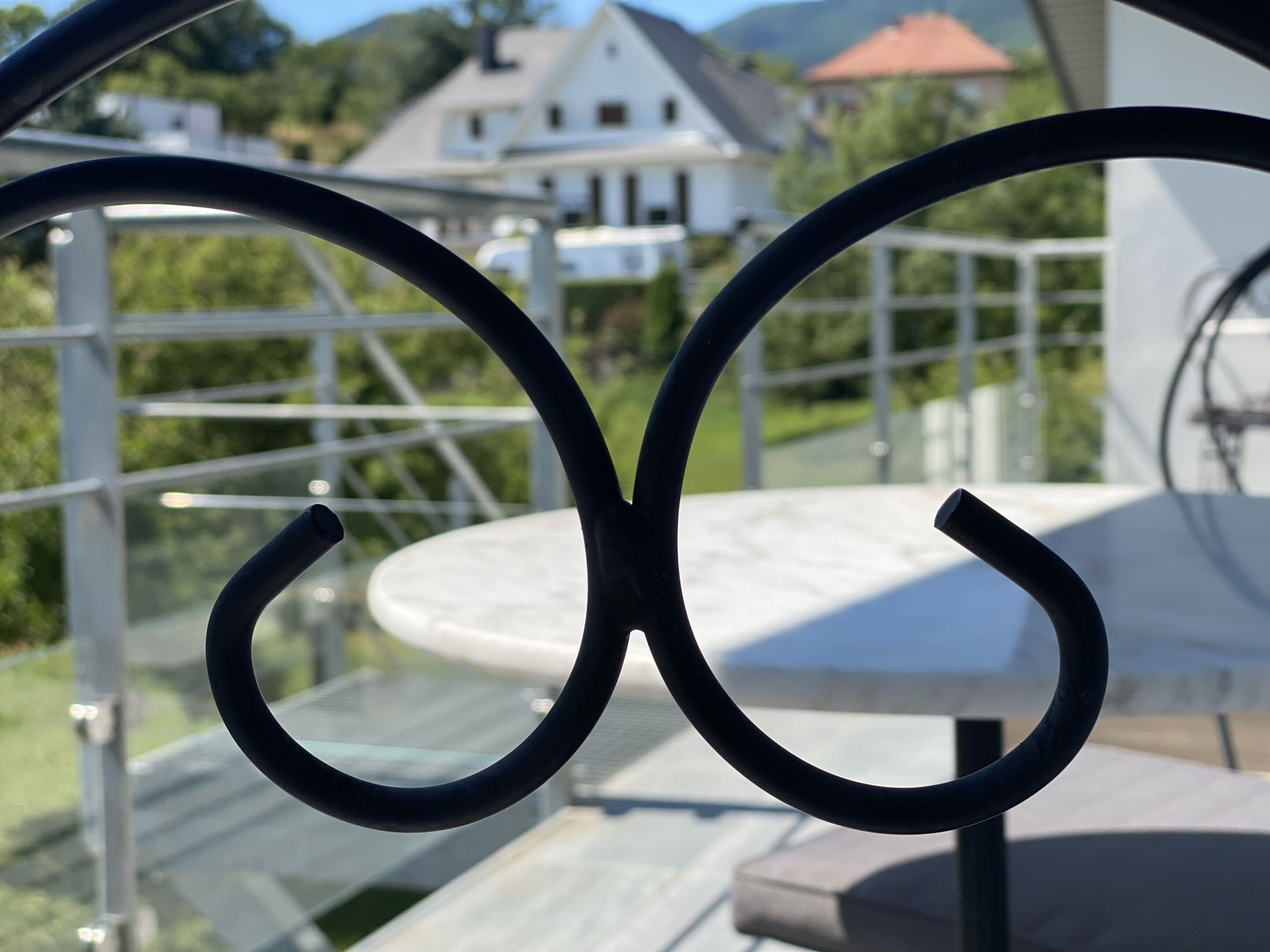 Une paire de lunettes à monture métallique, vue à travers une vitre.
