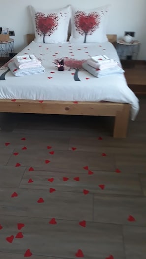 Comfort Double Room, Ensuite, Garden View (Chambre Pink Lady)