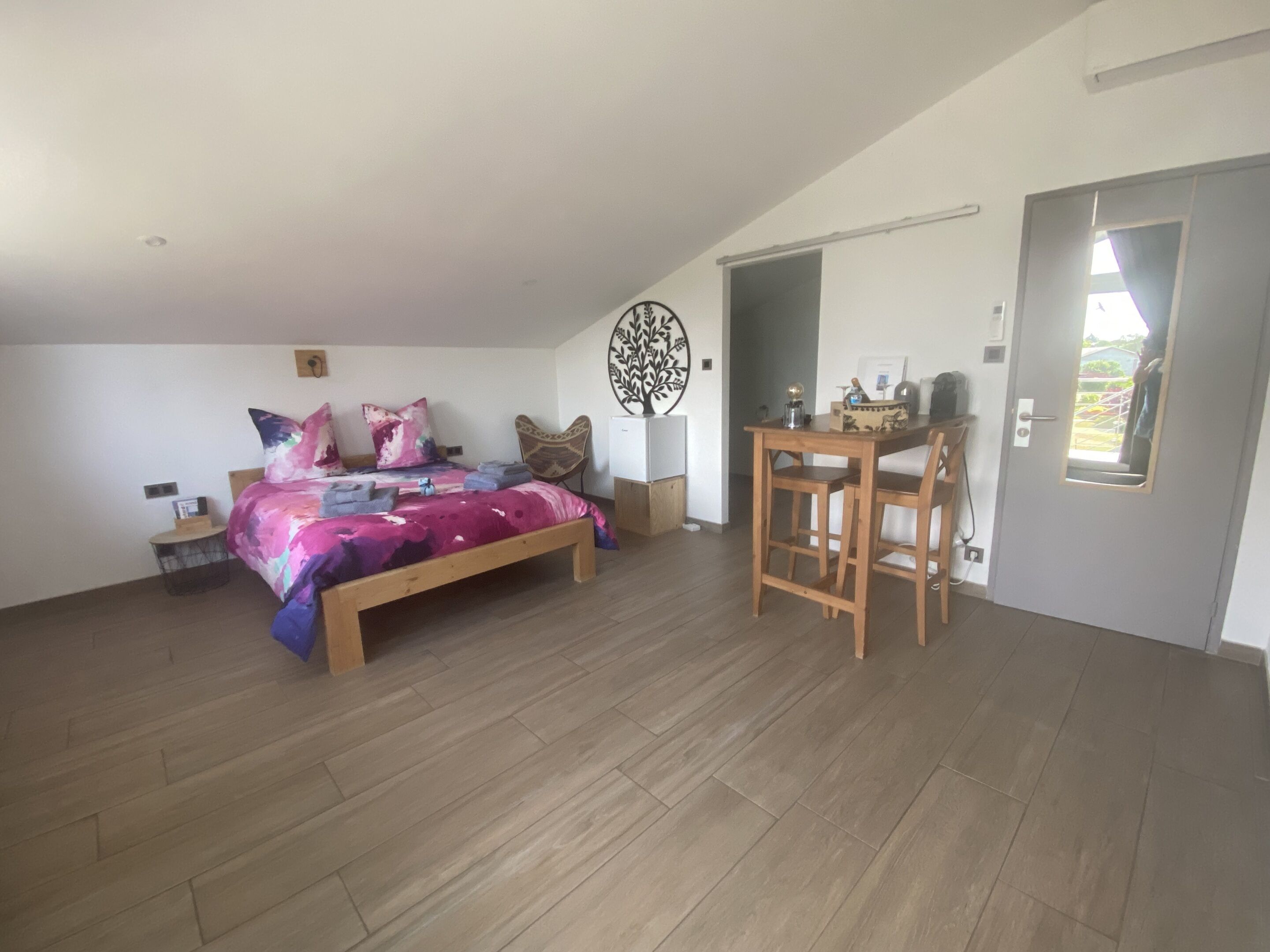 Un dormitorio con una cama, un escritorio y una silla.