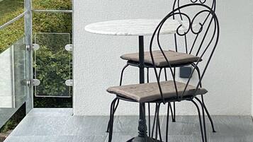 Comfort tweepersoonskamer, en-suite badkamer, uitzicht op tuin (Chambre Granny) | Uitzicht vanaf balkon