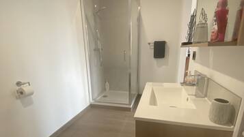 Chambre Double Confort, salle de bains attenante, vue jardin (Chambre Granny) | Salle de bain