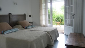Double Room (Pyrénées) | Iron/ironing board (on request), WiFi (free), individually decorated - Les Taoulères (Hastingues)