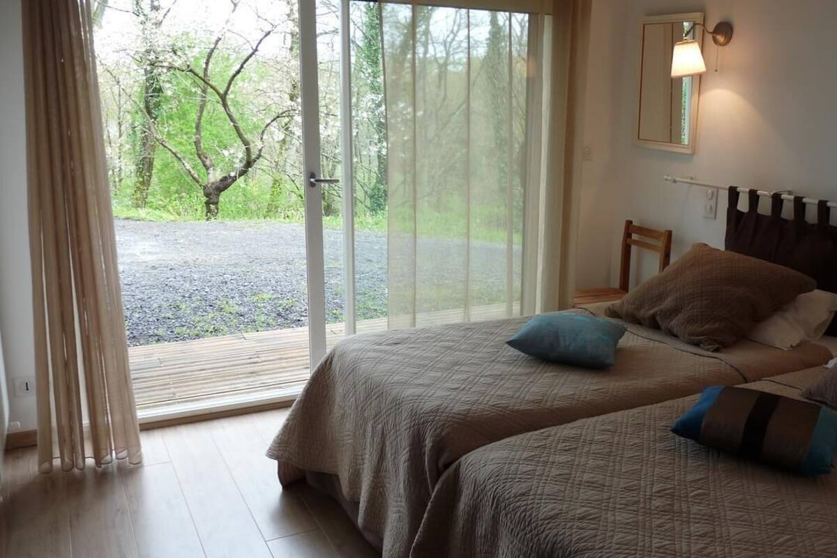 Double Room (Bois) | Individually decorated, individually furnished, iron/ironing board