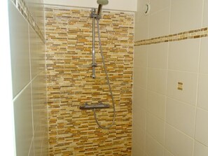 Chambre double (Bois) | Salle de bain | Douche, séchoir à cheveux, serviettes fournies, savon