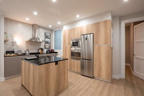 Frigorifero, microonde, forno, piano cottura