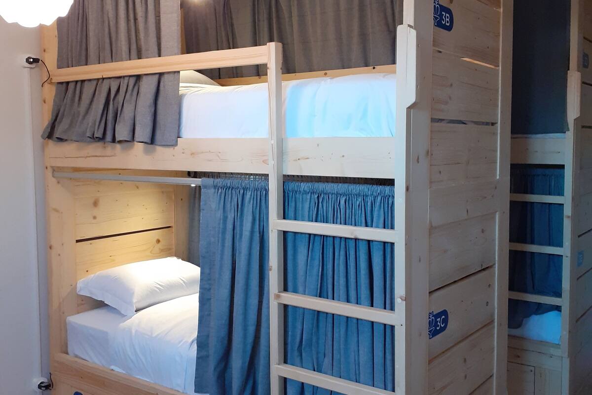 Dormitorio compartido superior (1 Bed in Mixed Dormitory) | Ropa de cama de alta calidad, camas con efecto memoria y wifi gratis