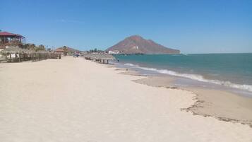Playa en los alrededores y playa de arena blanca