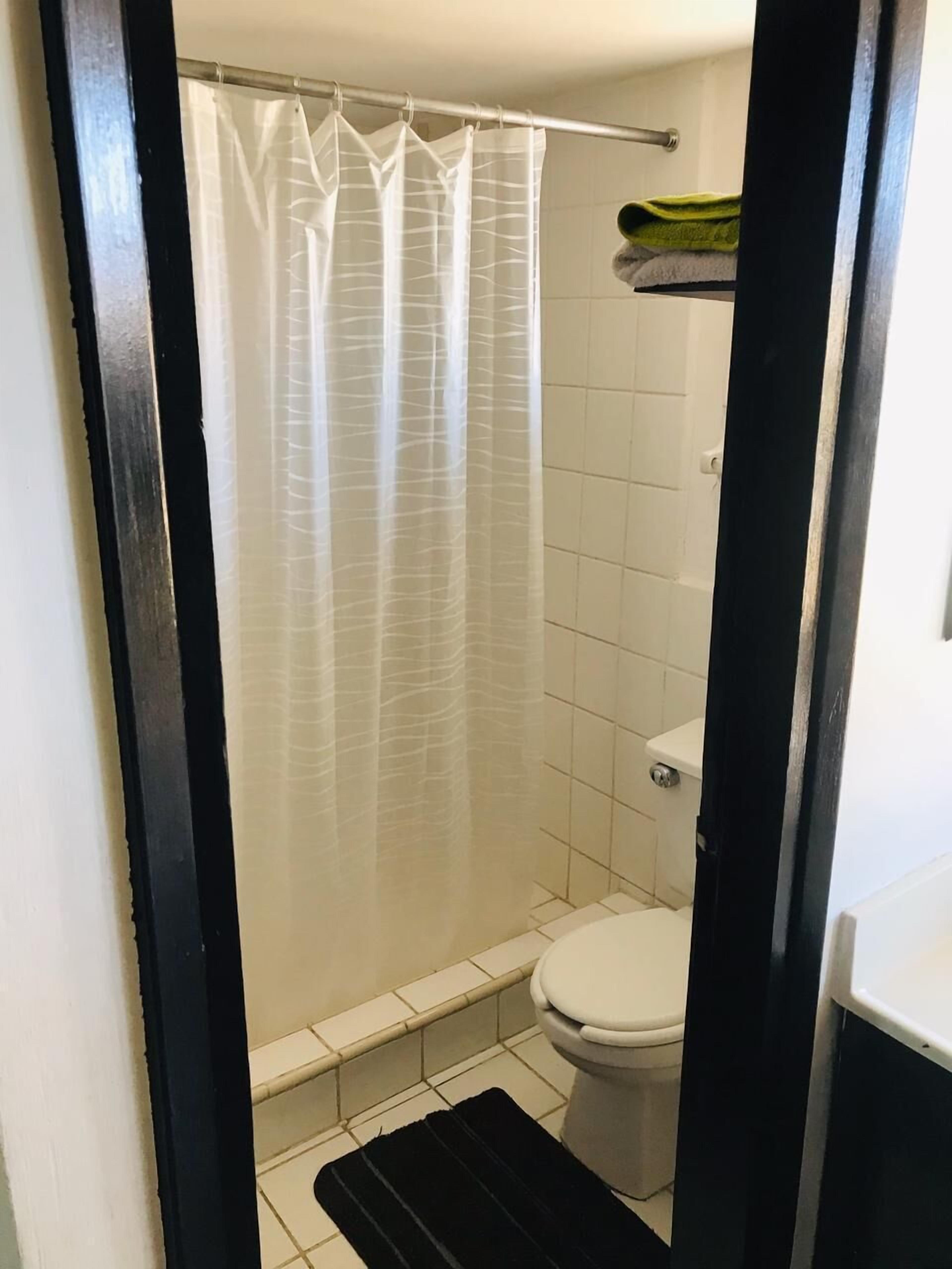 Suite, vista al océano | Baño | Regadera, toallas, jabón, papel de baño 
