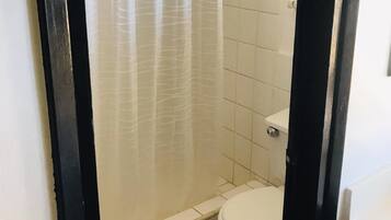 Suite, vista al océano | Baño | Regadera, toallas, jabón, papel de baño