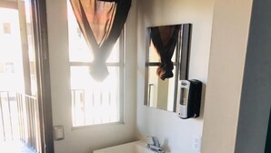Chambre quadruple, vue sur l’océan | Salle de bain | Douche, serviettes fournies, savon, papier de toilette