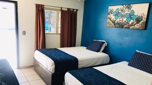Chambre quadruple | Accès au Wi-Fi (inclus), décor unique, ameublement unique