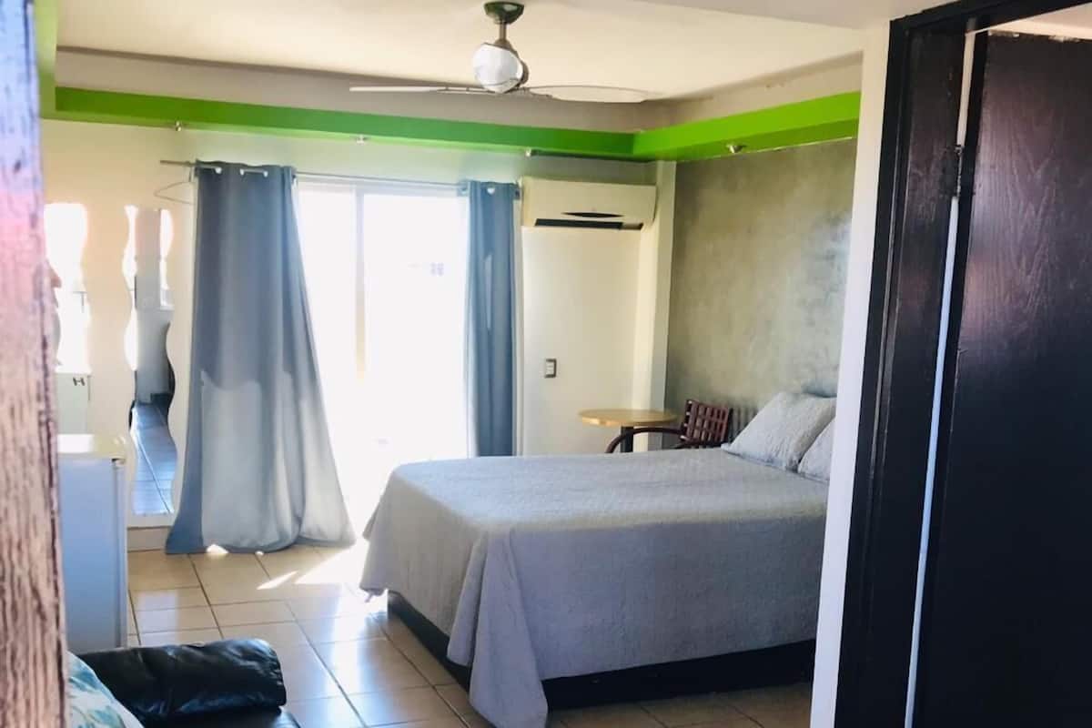Wifi gratis, decoración personalizada y muebles diferentes 