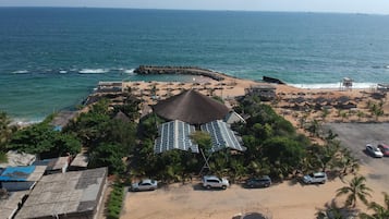 Spiaggia privata, lettini da mare, ombrelloni