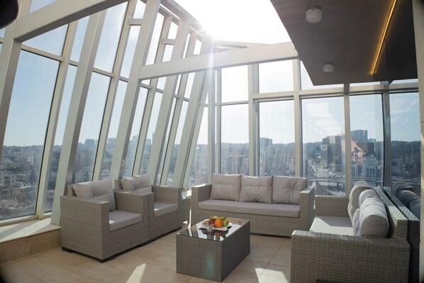 Minibar, in-room safe, blackout drapes, soundproofing - Coral Tower Hotel by Hansa (Amman)