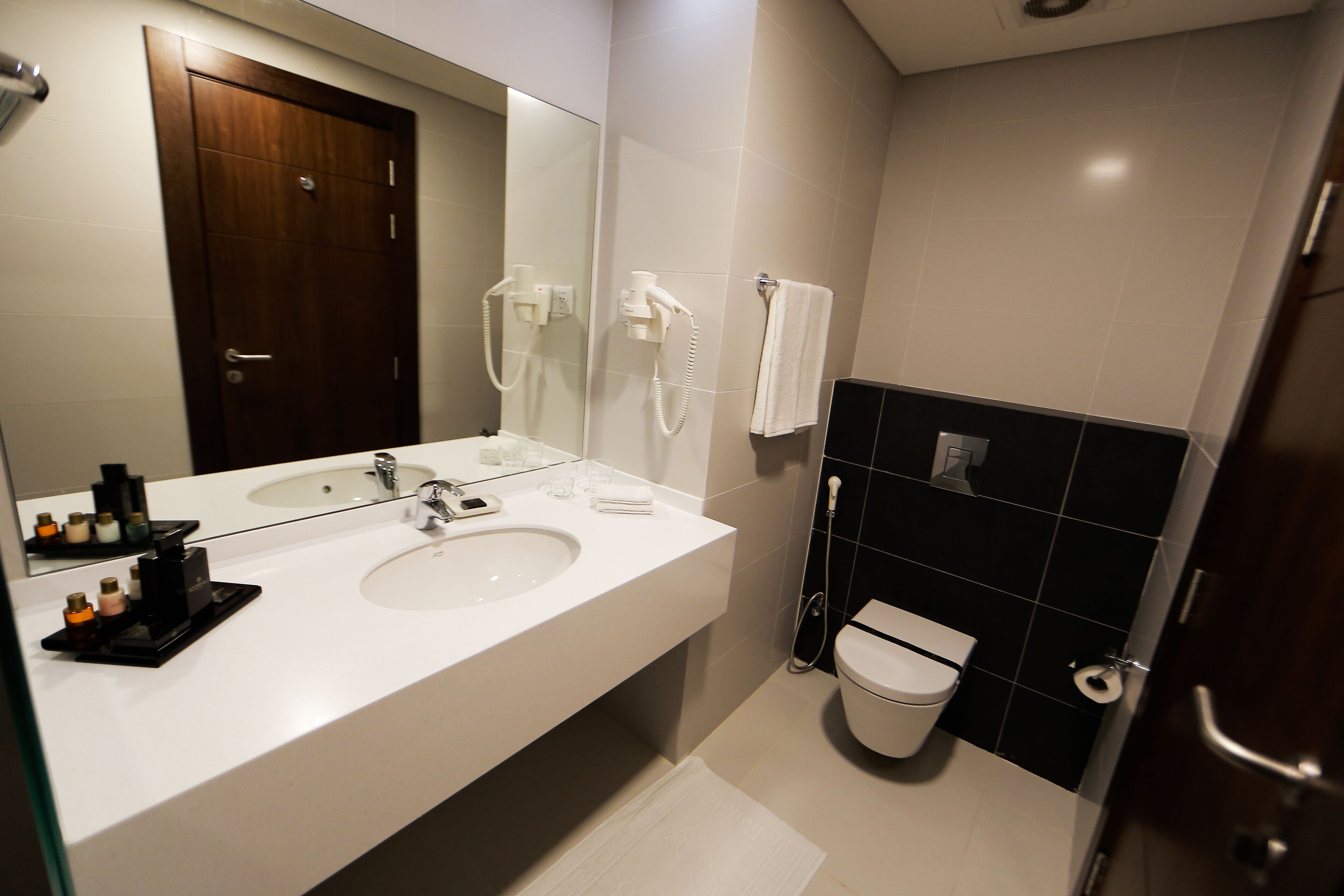 executive suite | bathroom | shower, rainfall showerhead, free toiletries, hair dryer
