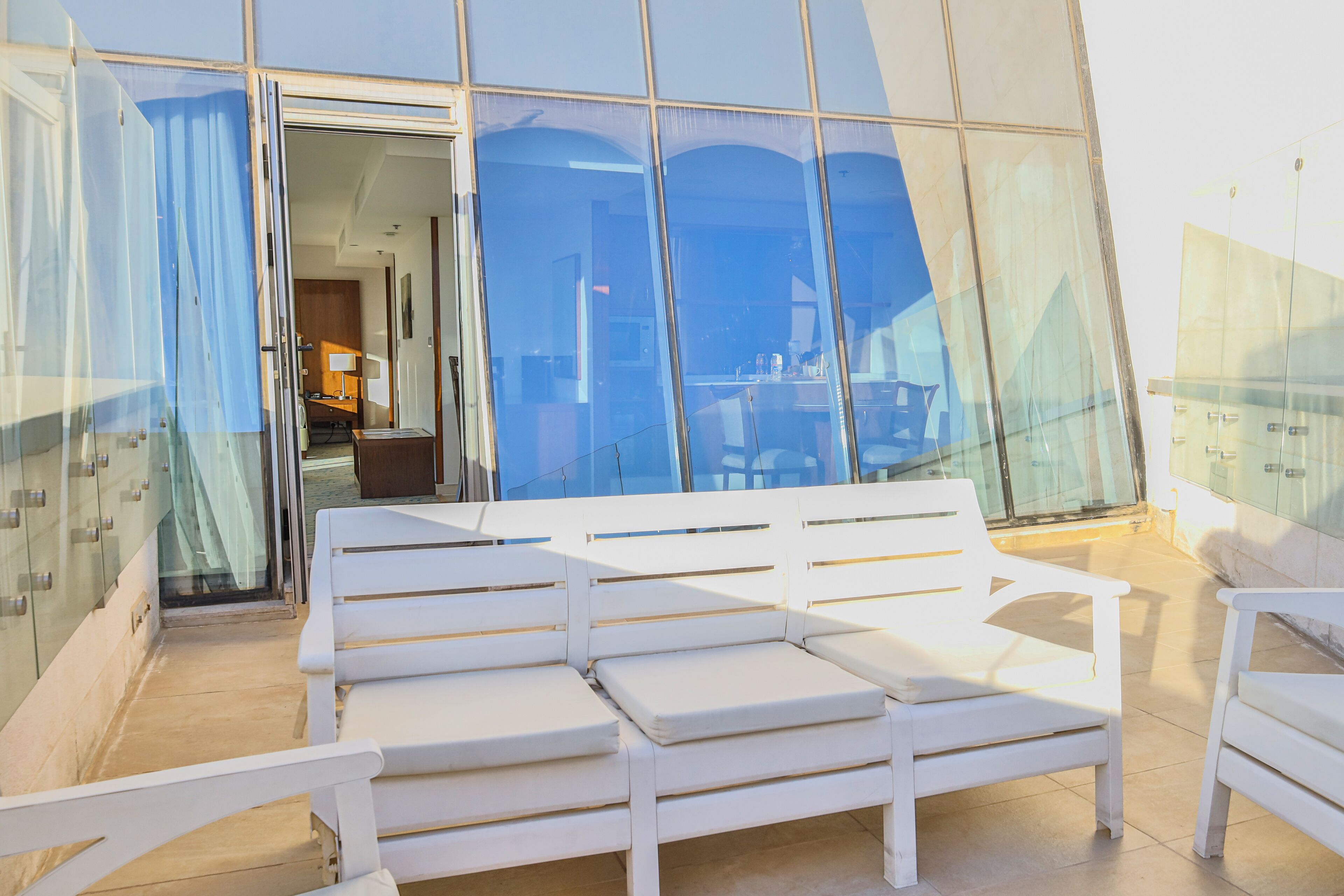 executive suite | living room | lcd tv