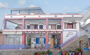 Vista frontal de la propiedad