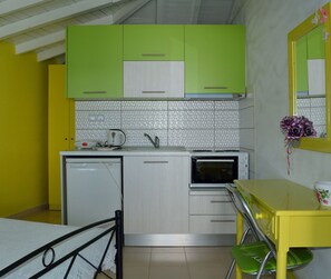 Estudio, vista al mar (Lahani) | Cocina privada | Refrigerador, parrilla de estufa y utensilios de cocina